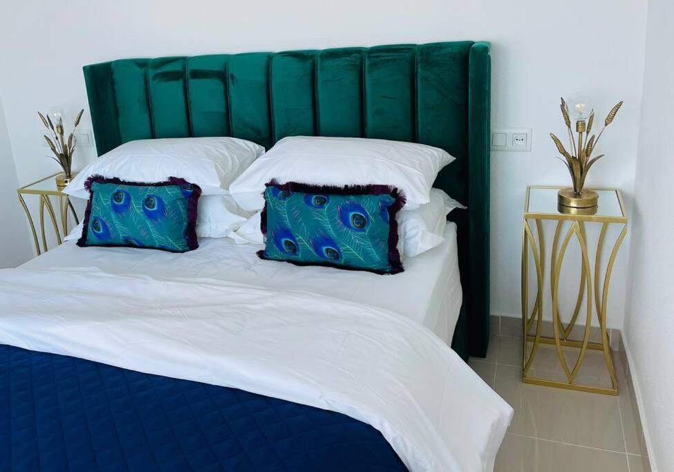 Couples Only, Beautiful 1 Bedroom Apartment In Victoria Building Мохакар Экстерьер фото