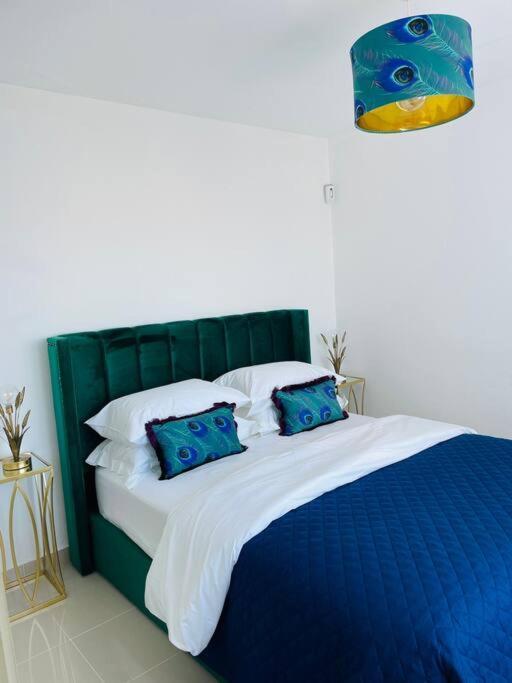 Couples Only, Beautiful 1 Bedroom Apartment In Victoria Building Мохакар Экстерьер фото